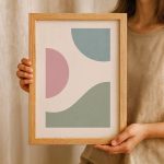 elde tutulan ahşap çerçeveli pastel tablo