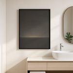 Minimal soyut tablo - siyah çerçeveyle banyoda